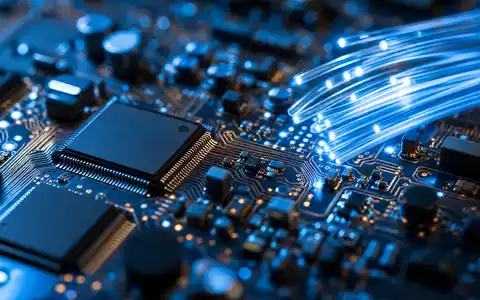 Sopra Steria Group FR0000050809 zeigt eine Makroaufnahme einer Platine mit Glasfaserkabeln als technisches Detailmotiv - Foto: THN