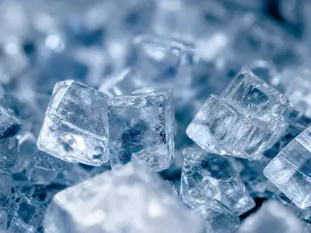 Makroaufnahme kristalliner Chemikalienstruktur zeigt feine Materialdetails, typisch für Solvay S.A. Produktionsgrundstoffe, BE0003470755 industriell relevant - Foto: THN