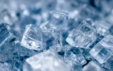 Makroaufnahme kristalliner Chemikalienstruktur zeigt feine Materialdetails, typisch für Solvay S.A. Produktionsgrundstoffe, BE0003470755 industriell relevant - Foto: THN