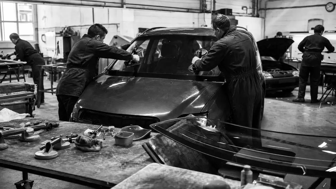 Schwarzweiß-Reportage einer Glasreparatur-Werkstatt, D'Ieteren Group BE0974259880