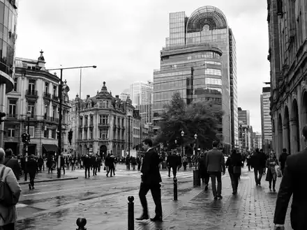 Schwarzweiß-Reportage aus dem Brüsseler Finanzviertel repräsentiert Groupe Bruxelles Lambert SA, ISIN BE0003797140, dokumentarischer Stil - Foto: THN