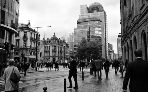 Schwarzweiß-Reportage aus dem Brüsseler Finanzviertel repräsentiert Groupe Bruxelles Lambert SA, ISIN BE0003797140, dokumentarischer Stil - Foto: THN