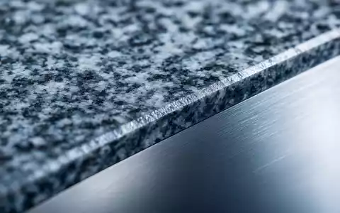 Makroaufnahme von Stein und Metall zeigt die Substanz von Groupe Bruxelles Lambert SA, ISIN BE0003797140 - Foto: THN
