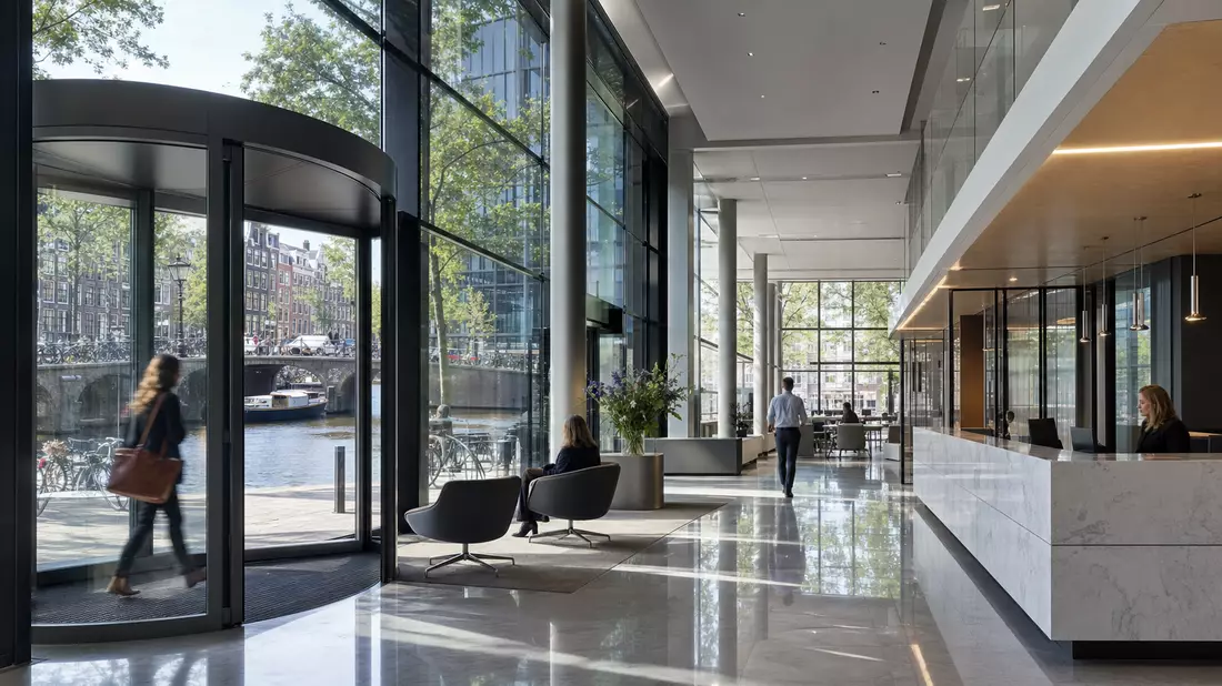 Moderne Bankfiliale mit Glasfassade, fotorealistisch, Amsterdam, ABN AMRO Bank N.V