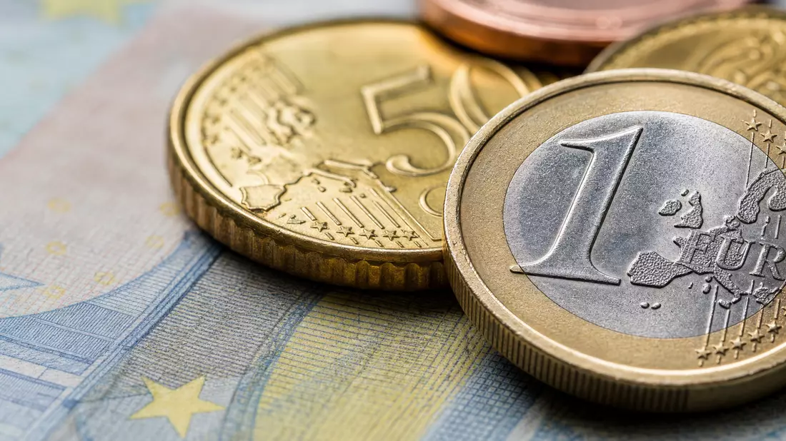 Makroaufnahme, Euro-Münzen und Banknotenstruktur, Detailansicht, ABN AMRO Bank N.V
