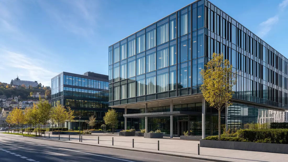 Modernes Glas-Bürogebäude einer Schweizer Versicherungsgesellschaft bei Tageslicht