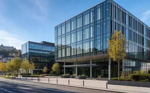 Helvetia Holding AG CH0466642201 zeigt fotorealistisch moderne Bürogebäude einer Schweizer Versicherungsgesellschaft am Standort - Foto: THN