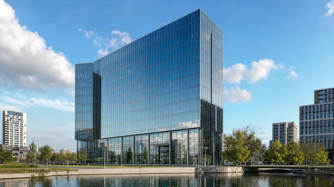 Modernes Bürohochhaus einer niederländischen Versicherung in Utrecht bei Tageslicht