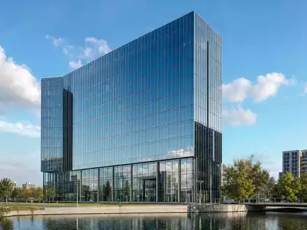ASR Nederland N.V. (ISIN NL0011872643) zeigt fotorealistisch ein modernes Versicherungs-Bürogebäude in Utrecht bei Tageslicht - Foto: THN