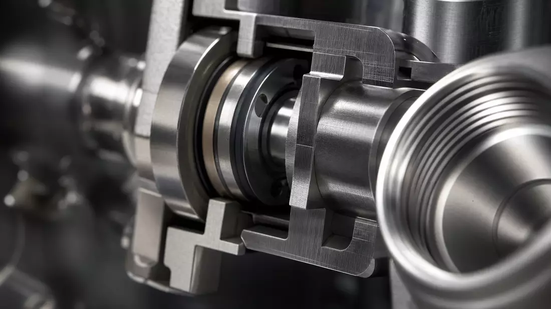 Makroaufnahme eines präzisen Edelstahl-Ventilmechanismus mit Metallglanz, VAT Group AG