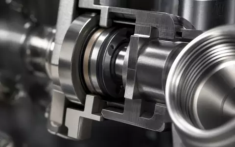 VAT Group AG CH0311864901 zeigt Makroaufnahme eines präzise gefertigten Edelstahl-Ventilmechanismus mit feinen Oberflächendetails - Foto: THN