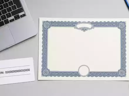Flatlay mit Aktienzertifikat und ISIN-Karte veranschaulicht die Kapitalmarktpräsenz von Tietoevry Oyj (ISIN FI0009000277) deutlich - Foto: THN