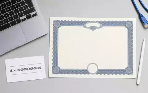 Flatlay mit Aktienzertifikat und ISIN-Karte veranschaulicht die Kapitalmarktpräsenz von Tietoevry Oyj (ISIN FI0009000277) deutlich - Foto: THN