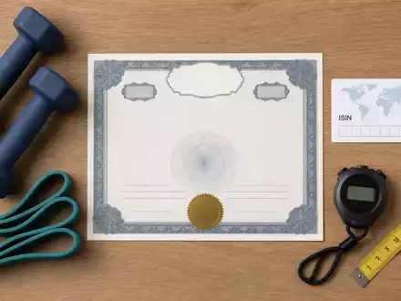 Flatlay mit Aktienzertifikat, ISIN-Karte und Fitnessutensilien symbolisiert die Anlage in Technogym S.p.A., ISIN IT0005162406 - Foto: THN