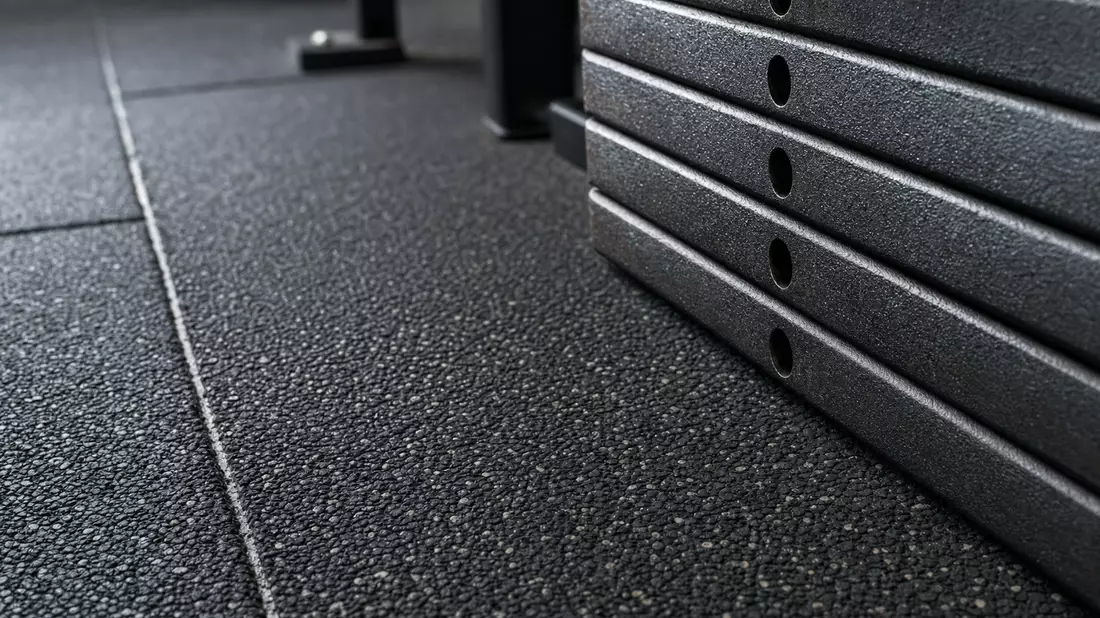 Makroaufnahme Gummiboden und Gewichtsplatten, Materialbezug Technogym S.p.A