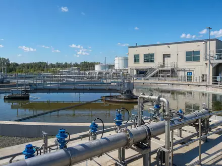 Kemira Oyj FI0009004824 betreibt Wasseraufbereitungsanlagen mit Klärbecken und Dosiertechnik für Industrie- und Kommunalkunden weltweit heute - Foto: THN