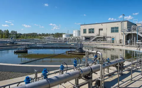 Kemira Oyj FI0009004824 betreibt Wasseraufbereitungsanlagen mit Klärbecken und Dosiertechnik für Industrie- und Kommunalkunden weltweit heute - Foto: THN