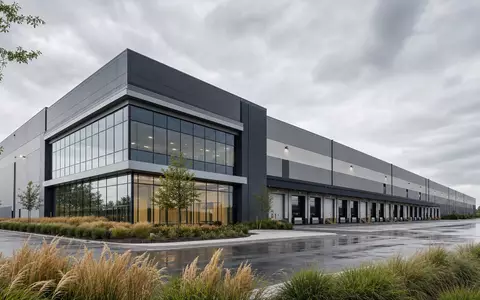 Fastenal Co. modernes Distributionszentrum mit Verladerampen als fotorealistischer Architektur-Render im Industriepark, ISIN US3119001044 - Foto: THN