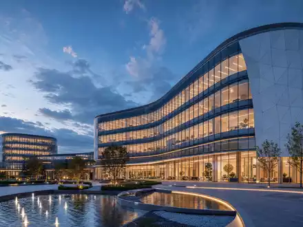 Fair Isaac Corp. US3032501047 CGI Render moderner Software Campus mit Glas Fassade bei Abend Dämmerung - Foto: THN