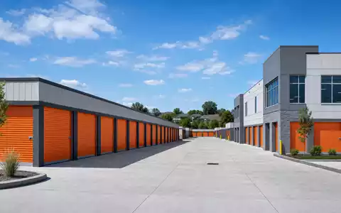 Extra Space Storage verwaltet als fĂŒhrender US-Immobilien-REIT tausende moderne Lagereinheiten, ISIN US30225T1025 - Foto: THN