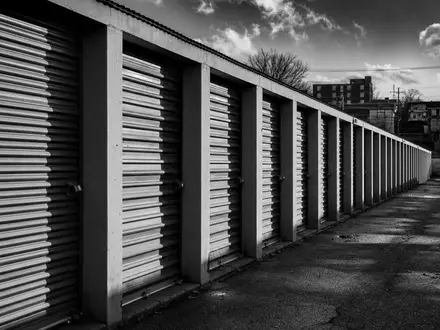 Extra Space Storage dokumentiert in Schwarzweiß urbane Lagereinheiten des amerikanischen REIT US30225T1025 - Foto: THN