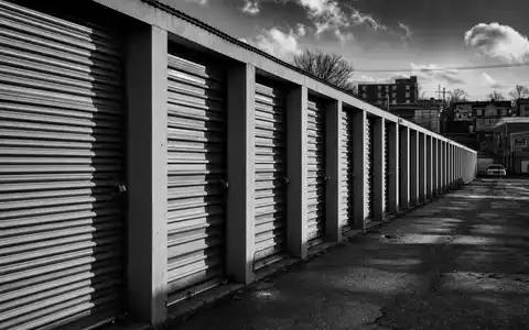Extra Space Storage dokumentiert in Schwarzweiß urbane Lagereinheiten des amerikanischen REIT US30225T1025 - Foto: THN
