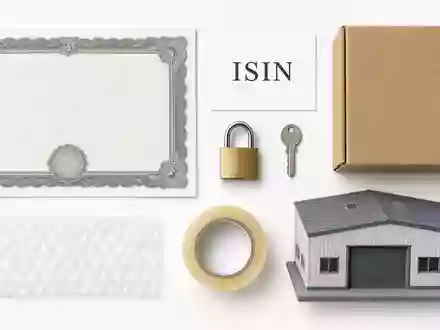 Extra Space Storage Flatlay mit Aktienzertifikat, ISIN-Karte US30225T1025 und typischen branchentypischen Lager-Utensilien - Foto: THN