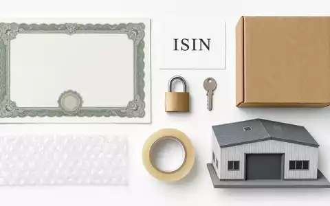 Extra Space Storage Flatlay mit Aktienzertifikat, ISIN-Karte US30225T1025 und typischen branchentypischen Lager-Utensilien - Foto: THN