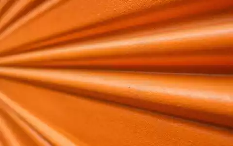 Extra Space Storage zeigt eine Makroaufnahme eines orangefarbenen Wellblech-Rolltors des Immobilien-REIT US30225T1025 - Foto: THN