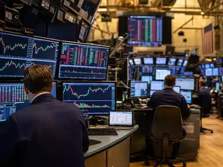 Extra Space Storage an der NYSE mit REIT-Sektor-Charts auf dem Börsenhandelsparkett, ISIN US30225T1025 - Foto: THN