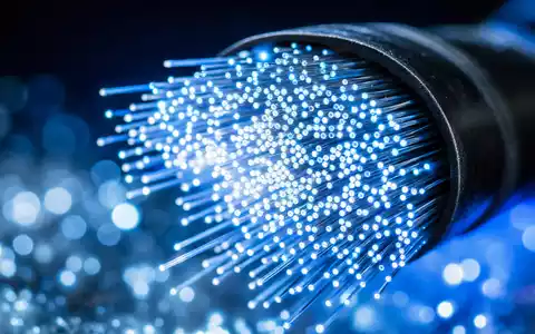 F5 Inc. Makrofotografie von Glasfaserkabel-Enden mit leuchtendem blauen Licht als Netzwerkmaterial ISIN US3156161024 - Foto: THN