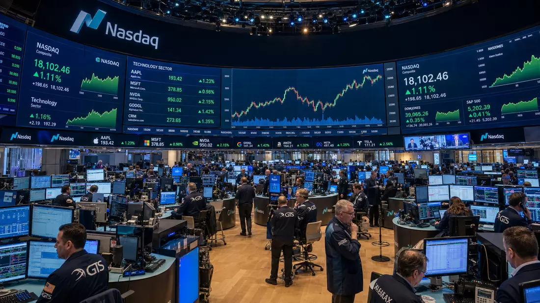 Reportagefoto des NASDAQ Trading Floors mit Technologie-Charts und Händlern für F5 Inc
