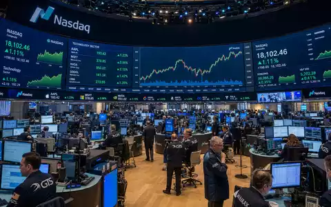 F5 Inc. Börsen-Editorial NASDAQ Trading Floor mit Technologie-Sektor-Charts und Händlern ISIN US3156161024 - Foto: THN