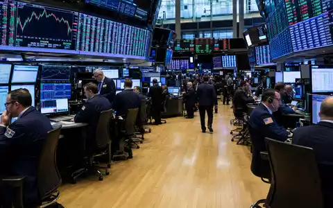 FactSet Research US3030751057 – Börsen-Editorial auf dem Trading-Floor mit Kursanzeigetafeln und Händlern - Foto: THN