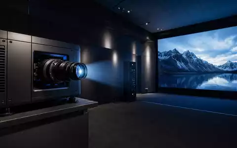 Fotorealistisches Bild eines Kinoprojektors zeigt Visualisierungstechnik von Barco NV, ISIN BE0974362940, im Heimkino - Foto: THN
