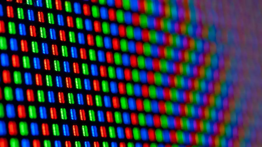 Extreme Nahaufnahme leuchtender roter, grüner und blauer Display-Subpixel in Reihen