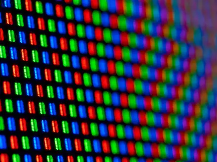 Makroaufnahme von RGB-Displaypixeln zeigt die feine Bildschirmtechnik von Barco NV, ISIN BE0974362940, im Detail - Foto: THN