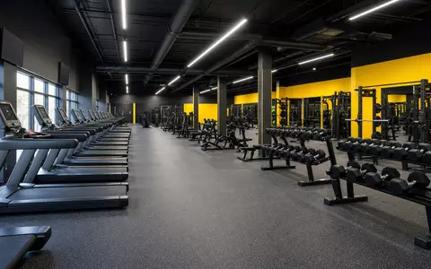 Fotorealistische Aufnahme eines modernen Fitnessstudios zeigt Basic-Fit N.V. (ISIN NL0011872650) und dessen typisches Geräteangebot - Foto: THN
