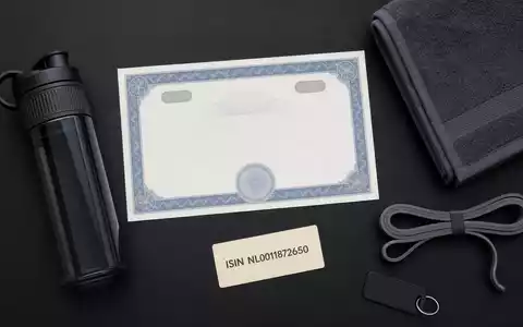 Flatlay mit Aktienzertifikat, ISIN-Karte und Fitnessutensilien symbolisiert eine Geldanlage in Basic-Fit N.V., ISIN NL0011872650 - Foto: THN