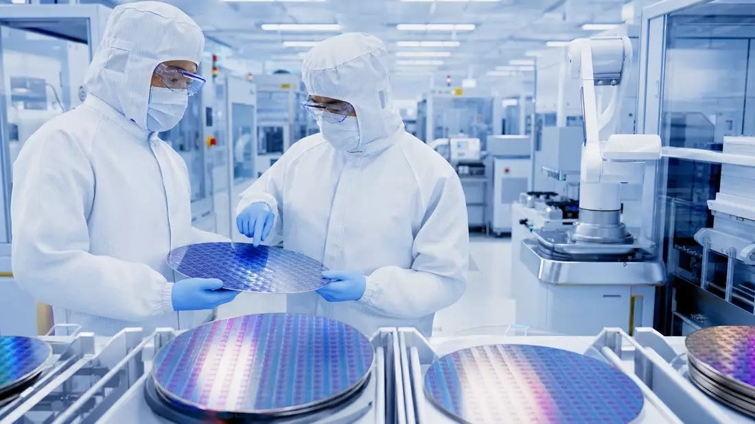 Reinraum mit Ingenieuren bei Wafer-Kontrolle für Automobil-Sensorchips