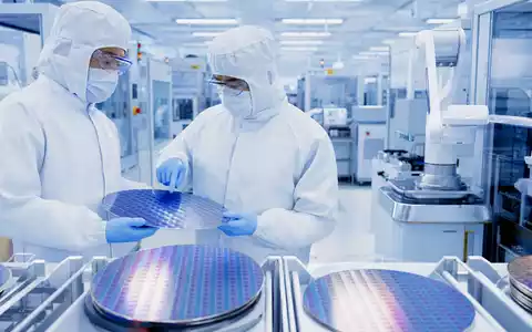 Fotorealistische Aufnahme einer Halbleiter-Reinraumfertigung zeigt Melexis NV, ISIN BE0165385973, mit Ingenieuren bei Sensorchip-Wafer-Kontrolle - Foto: THN