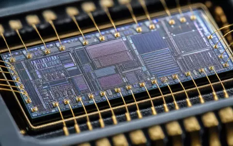 Makroaufnahme zeigt winzigen integrierten Schaltkreis mit Goldbonddraehten, passend zu Melexis NV, ISIN BE0165385973, im Sensorchip-Segment - Foto: THN