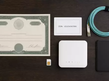 Flatlay mit Aktienzertifikat, ISIN-Karte und Netzwerktechnik-Utensilien repräsentiert die Anlagegeschichte des Unternehmens Proximus PLC BE0003810273 - Foto: THN