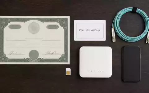 Flatlay mit Aktienzertifikat, ISIN-Karte und Netzwerktechnik-Utensilien repräsentiert die Anlagegeschichte des Unternehmens Proximus PLC BE0003810273 - Foto: THN