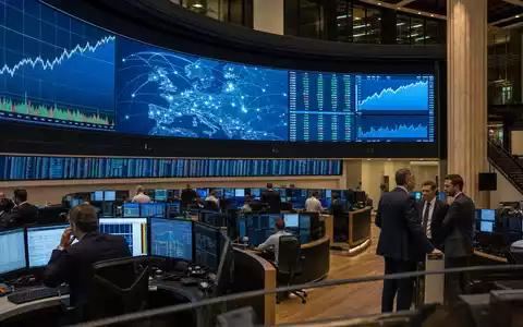 Börsen-Editorial-Szene mit Telekom-Charts auf Trading-Floor symbolisiert die Marktnotierung von Proximus PLC BE0003810273 - Foto: THN