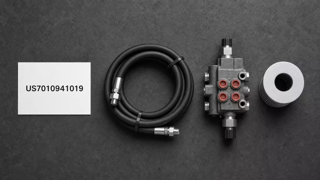Flatlay-Anordnung aus ISIN-Karte, Hydraulikschlauch, Ventilblock und Filterelement von oben fotografiert