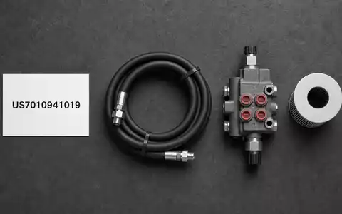 Parker-Hannifin US7010941019 Flatlay mit ISIN-Karte, Hydraulikschlauch, Ventil und Filterelement auf grauem Untergrund - Foto: THN