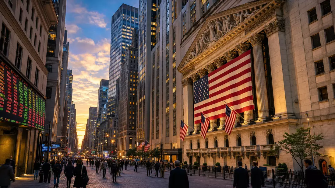 Editorialfoto der New Yorker Börsenfassade mit amerikanischen Flaggen und Aktienkurstafel bei Dämmerung