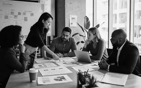 Paycom Software Inc. (US70432V1026) symbolisiert durch Schwarz-Weiss-Reportage eines HR-Teams bei strategischer Personalplanung im Büro - Foto: THN