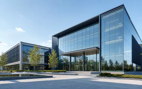 Paycom Software Inc. (US70432V1026) dargestellt als architektonisches Rendering eines modernen Software-Firmensitzes mit Glasfassade und Grünflächen - Foto: THN
